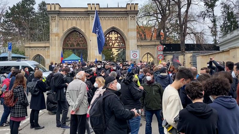 Před ruskou ambasádou se opět protestuje